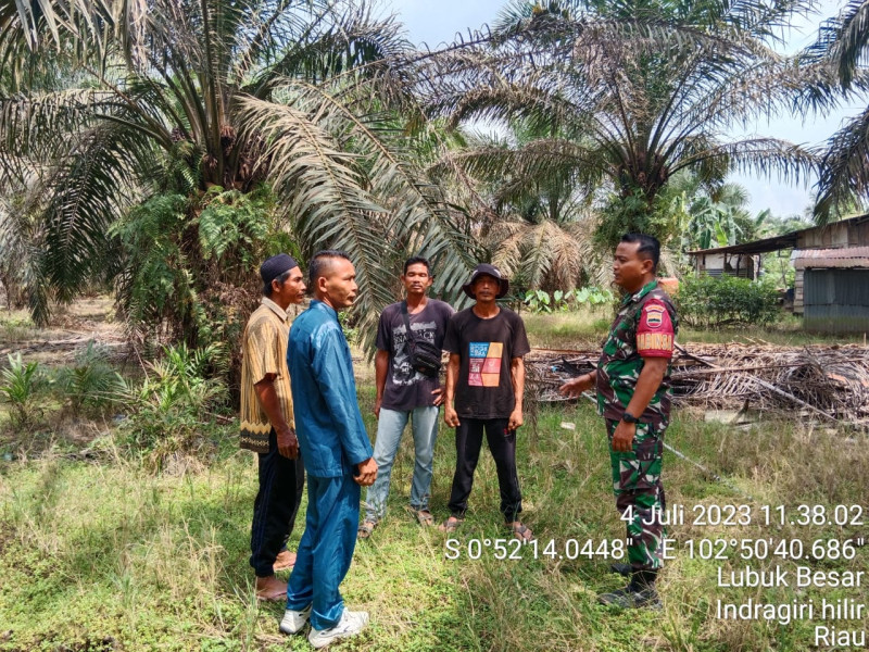 Cegah Kebakaran, Babinsa Koramil 09/Kemuning Terus Turun Ke Lapangan Untuk Lakukan Patroli
