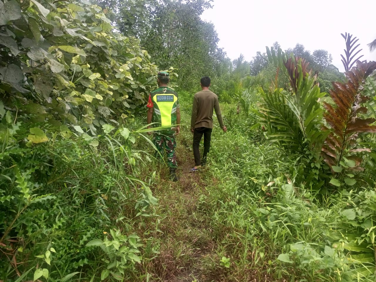 Patroli Rutin Karlahut Bersama Babinsa Koramil 04/Kuindra dan MPA
