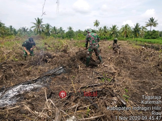 Anggota Koramil 06/Kateman Lakukan Persiapan Pengolahan Lahan Hanpangan