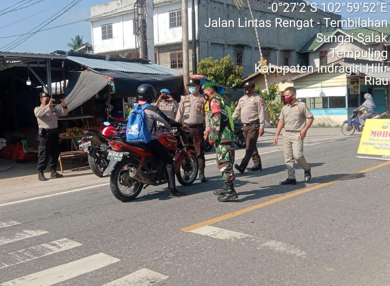 Babinsa 03/Tempuling Tegakkan Protkes, Tegur Warga yang Tak Pakai Masker 