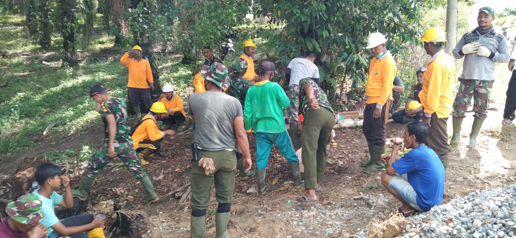 Satgas TMMD Ke 110 Kodim 0313 KPR Dan warga Turun Minum Sembari Memulihkan Tenaga 