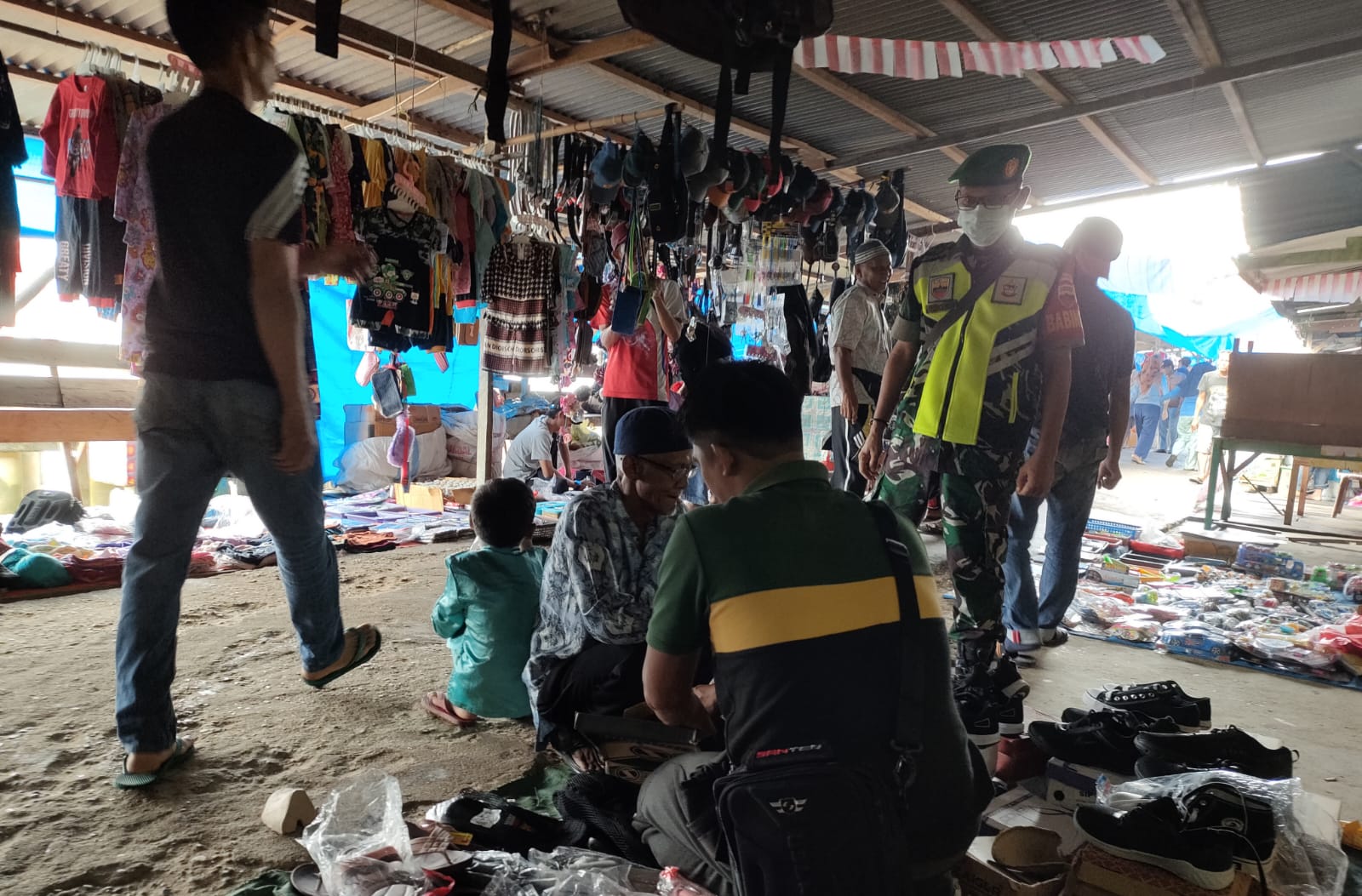 Sertu Iclas Manalu Lakukan Pengawasan Prokes Di Beberapa Tempat