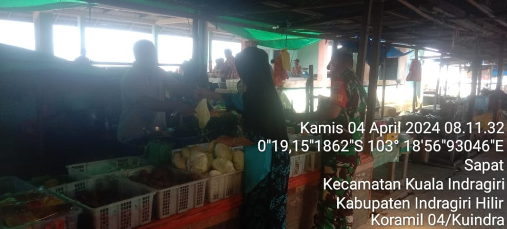 Babinsa Koramil 04/Kuindra Himbau Para Pedagang Untuk Menjaga Kebersihan di Lingkungan Pasar Tradisional
