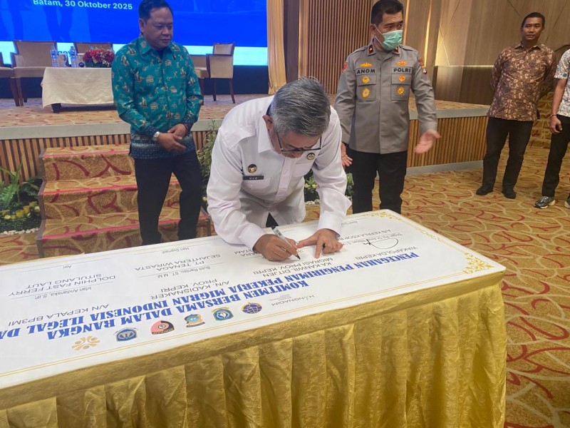 Wujudkan Sinergi, Peserta FGD  Tandatangani Komitmen Bersama Pencegahan PMI Ilegal Wujudkan Sinergi, Peserta FGD  Tandatangani Komitmen Bersama Pencegahan PMI Ilegal