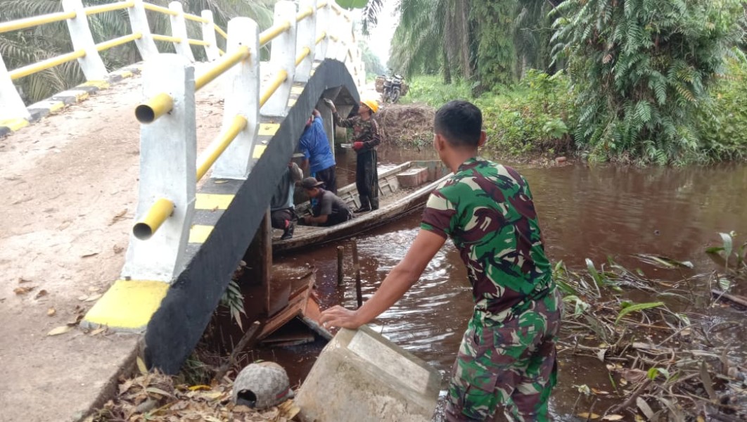Lanjutkan Pengecatan Jembatan, Satgas TMMD Ke 123 Kodim 0314/Inhil : Hari Ini Harus 100%
