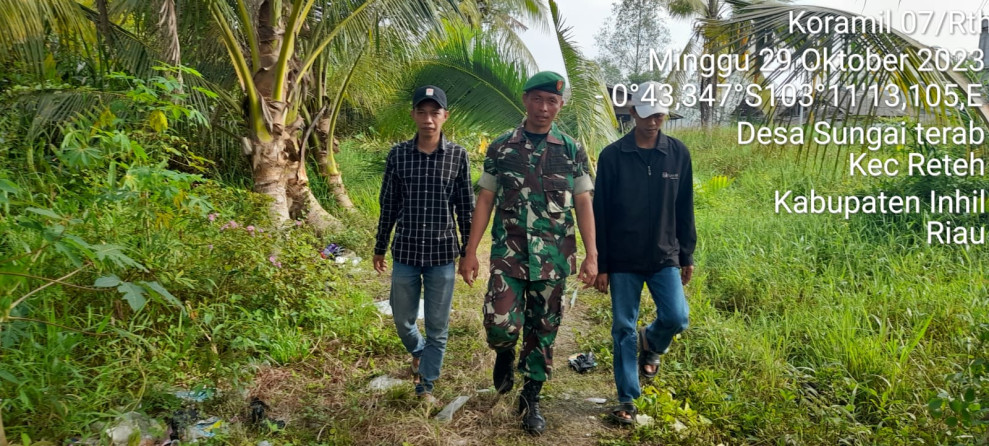 Terus Ingatkan Warga Agar Tetap Menjaga Lahan dan Hutan Dari Kebakaran Bersama Babinsa Koramil 07/Reteh