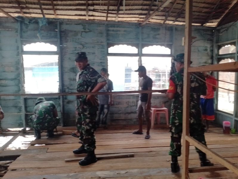 Dalam Program Bakti TNI, Danramil 04/Kdr Lakukan Bedah Rumah Salah Satu Warga Binaan