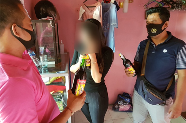 Jual Minuman Terlarang, Wanita Cantik Ini Diciduk Polisi