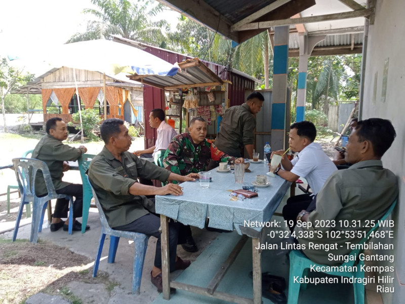 Aktif Komsos Bersama Perangkat Desa Menjadikan Hubungan Kerja Antara Babinsa 03/Tpl Dan Aparat Desa Semakin Solid