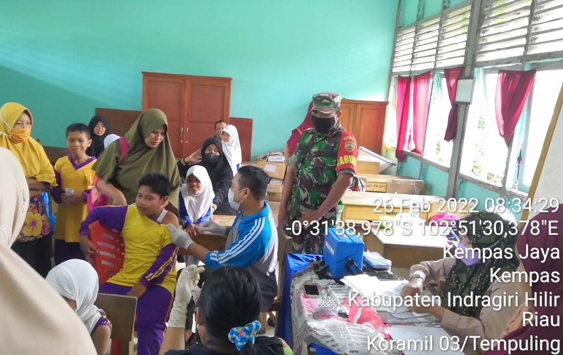 Babinsa 03/Tempuling Berikan Motivasi Siswa/i SDN 004 Untuk Tidak Takut Divaksin