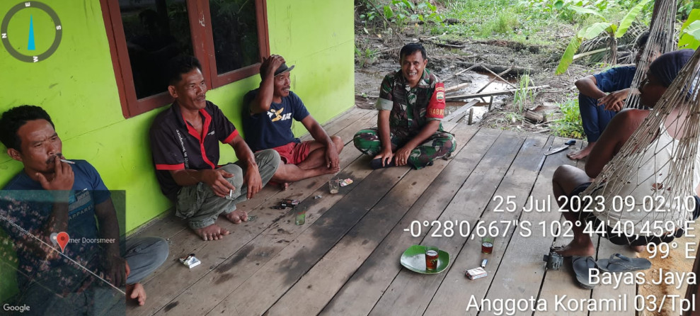 Babinsa Bayas Jaya Koramil 03/Tpl Sambangi Rumah Warga Desa Binaan     