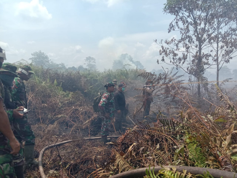 Babinsa Koramil 09/Kemuning Beserta Tim Gabungan Turun Untuk Lakukan Pendinginan Karhutla