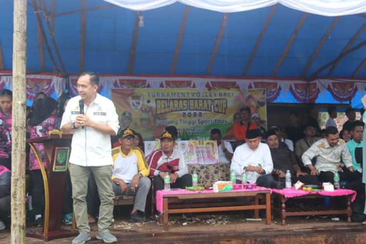 Didampingi Para Kades dan Sekcam Bang Boy, Ketua DPRD Inhil Tutup Turnamen Bola Volly Balaras Barat Cup