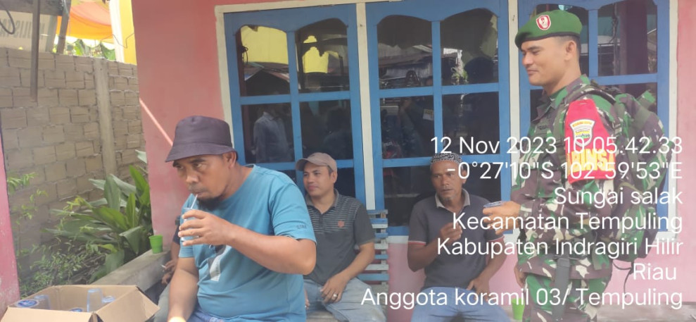 Sambangi Desa Binaan, Babinsa 03/Tpl Ciptakan Kedekatan Bersama Warga