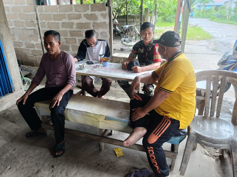 Dengan Komunikasi yang Baik, Babinsa Pratu Arjun Jalin Silaturahmi Dengan Warga