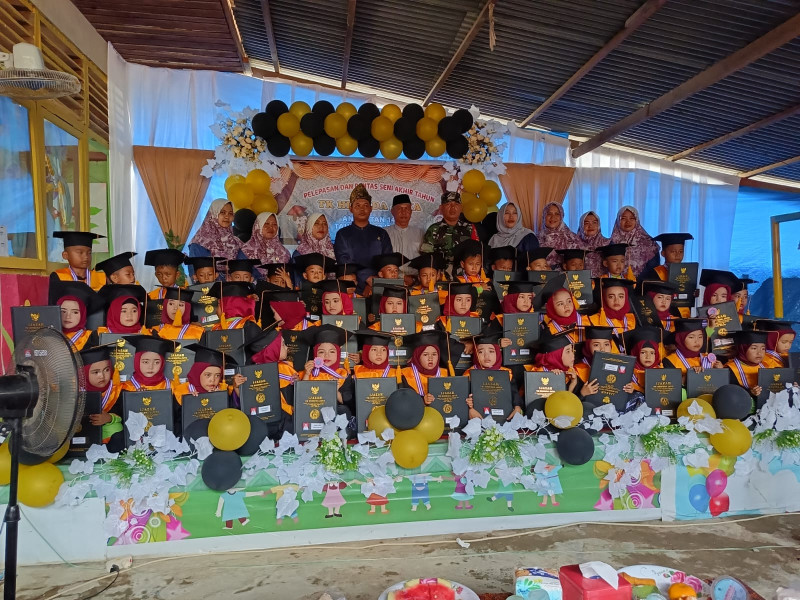 Peduli Pendidikan, Babinsa Koramil 03/Tpl Hadiri Perpisahan Murid TK Hibrida Jaya