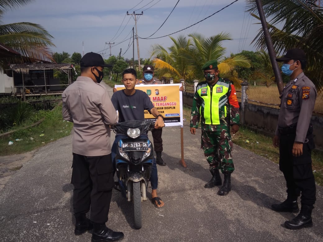 Tanpa Henti, Koramil 04/Kuindra Bersama Satgas Terus Lakukan Penegakan Prokes