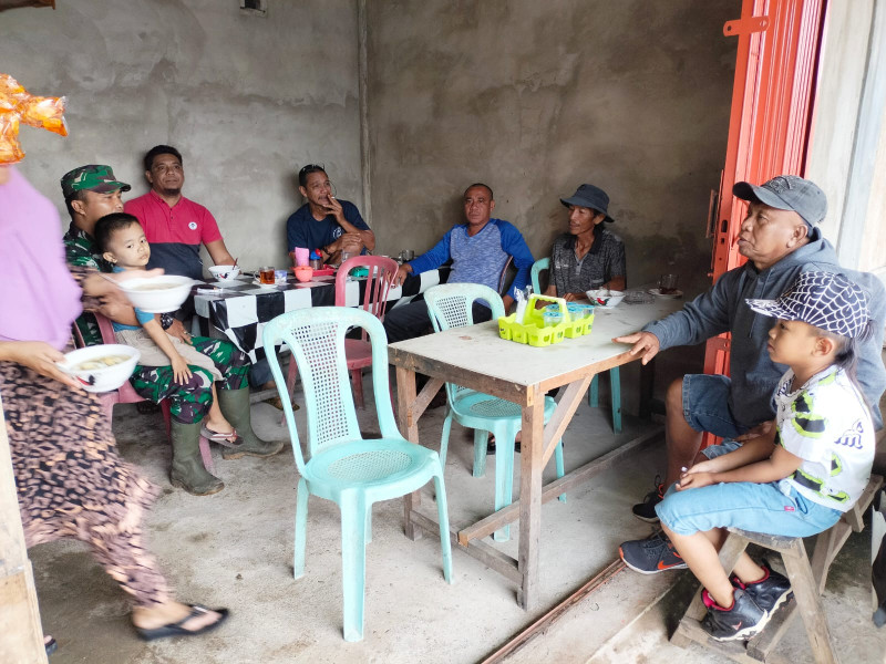 Babinsa Koramil 05/Gas Kopda Ridho Almahesa Komsos Dengan Masyarakat Di Desa Binaan