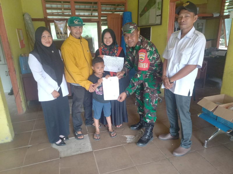 Babinsa Koramil 03/Tempuling Menyerahkan Akta Kelahiran Di Desa Binaan