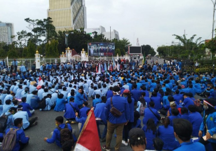 ‘Membiru’ Ribuan Mahasiswa Padati Depan Kantor Gubernur Riau