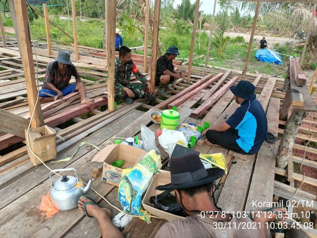 Ciptakan Kedekatan dengan Warga, Babinsa 02/Tanah Merah Rutin Laksanakan Komsos