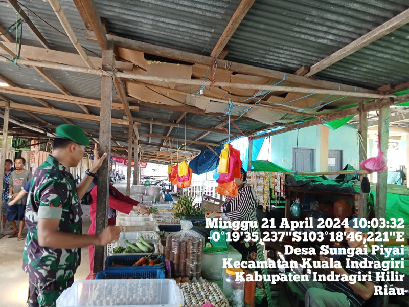 Terkait Stabilitas Harga Sembako, Babinsa Koramil 04/Kuindra Lakukan Pengecekan Terhadap Pedagang Pasar Tradisional