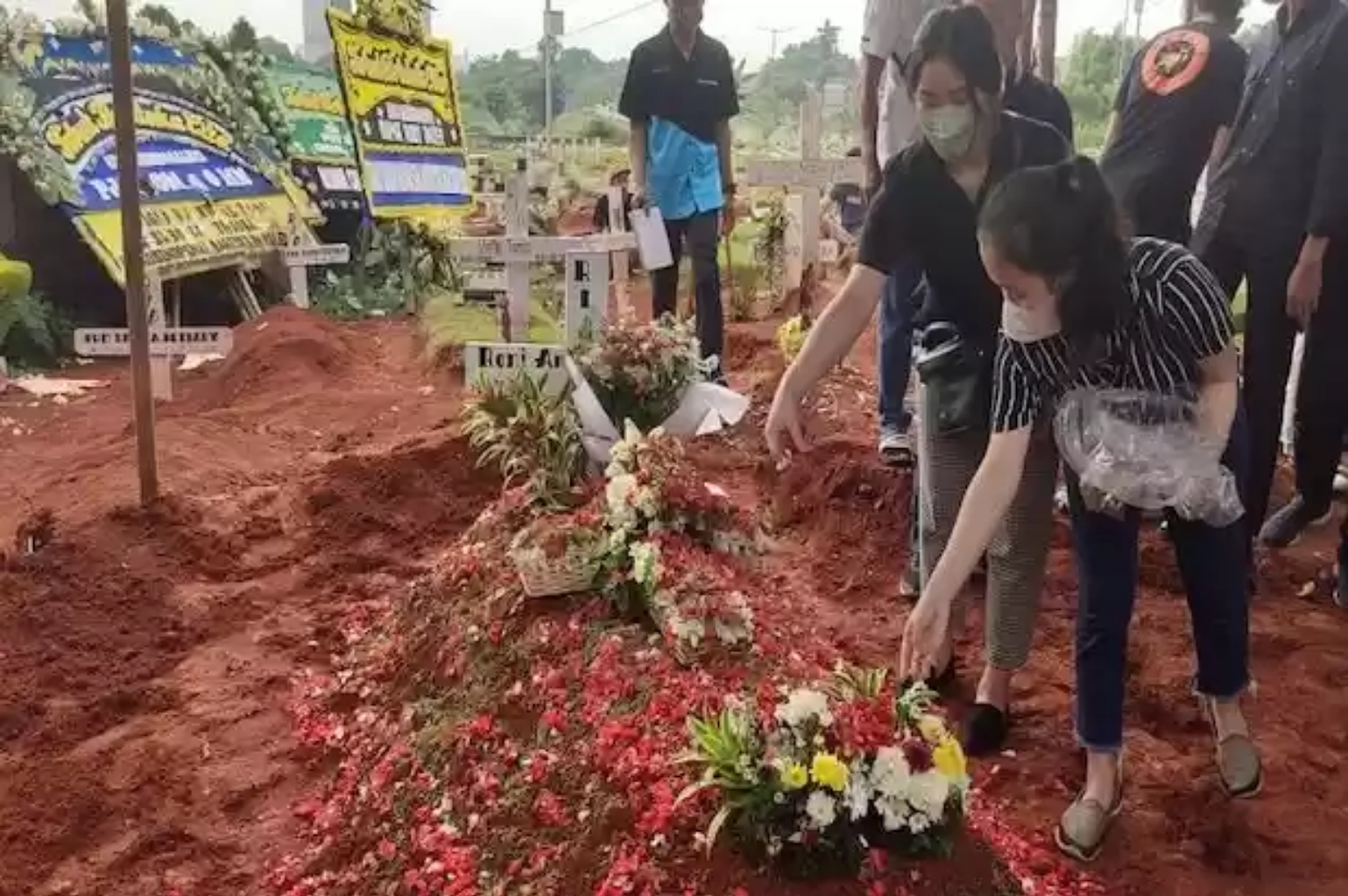 Isak Tangis Iringi Pemakaman Jenazah Rony Dozer di TPU Jombang