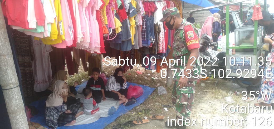 Babinsa Koramil 09/Kemuning Terus Mengingatkan Warganya Untuk Tetap Patuhi Protokol Kesehatan