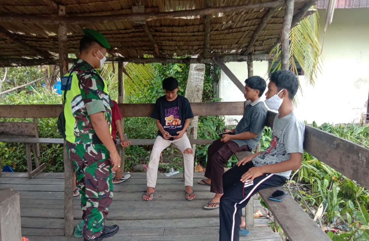 Babinsa Koramil 04/Kuindra Aktif Lakukan Penerapan Prokes di Jalan Belibis Kelurahan Sapat