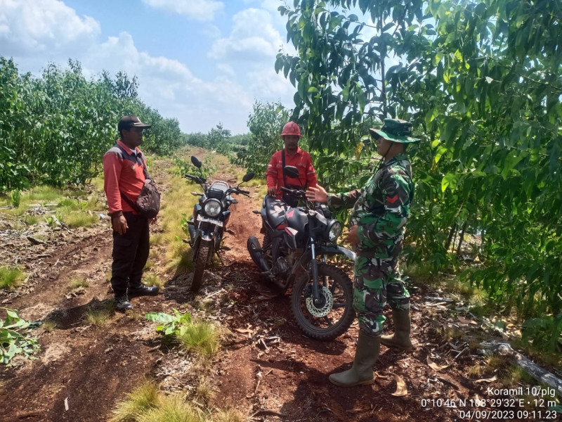 Dengan Cuaca Yang Panas, Babinsa Koramil 10/Pelangiran Tetap Turun Untuk Patroli Rutin Karlahut di Lingkungan