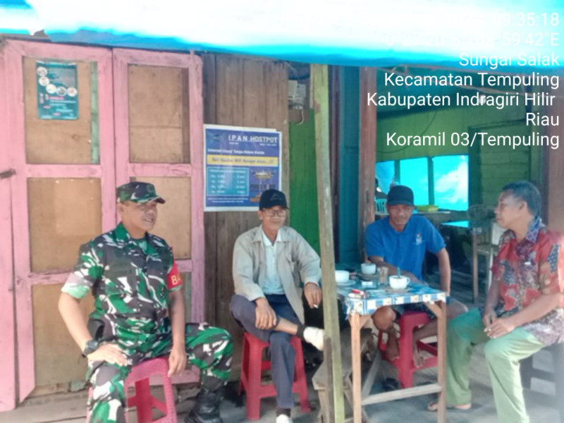 Berbaur Bersama Seluruh Lapisan Masyarakat, Babinsa Koramil 03/Tpl Komsos Dengan Tukang Ojek