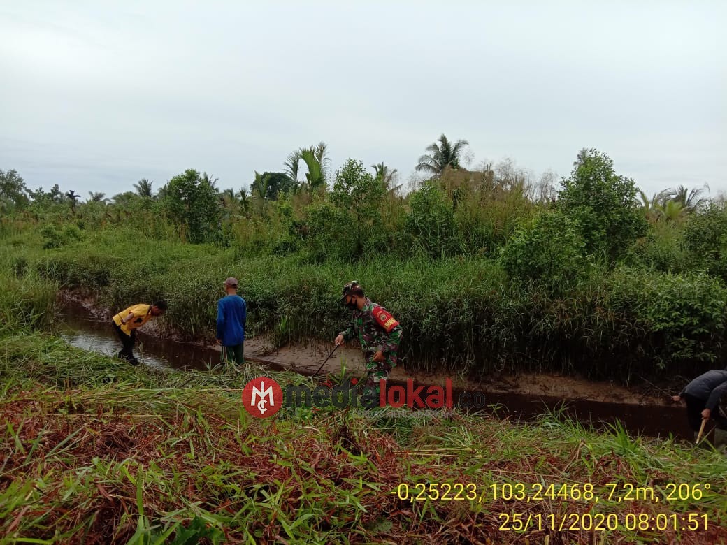 Bersama Warga, Koptu Ronald Manalu Goro Bersihkan Rumput Liar