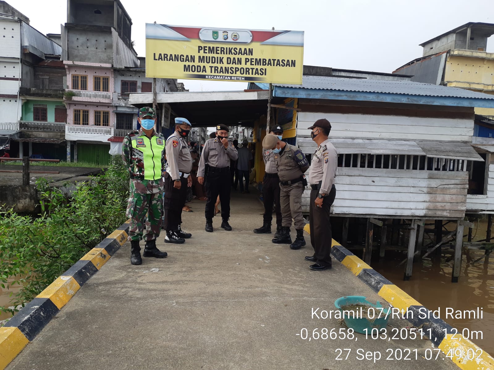 Personil Koramil 07/Reteh dan Satgas Imbau Masyarakat untuk Selalu Patuhi Protkes