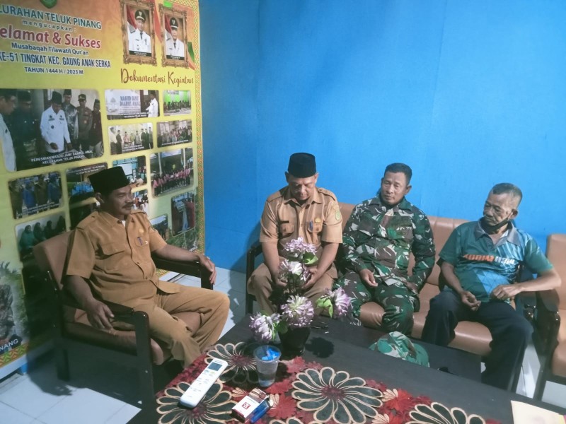 Demi Menjalin Hubungan Baik, Babinsa Koramil 05/Gas Serma Nawawi melaksanakan Komsos Di Kantor Lurah