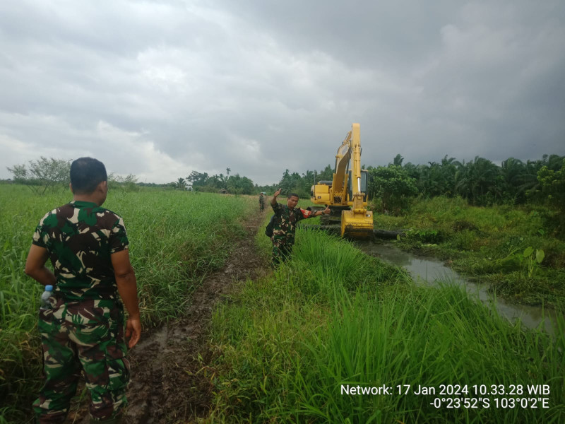 Babinsa Koramil 03/Tpl Pantau Pengerjaan Normalisasi Parit