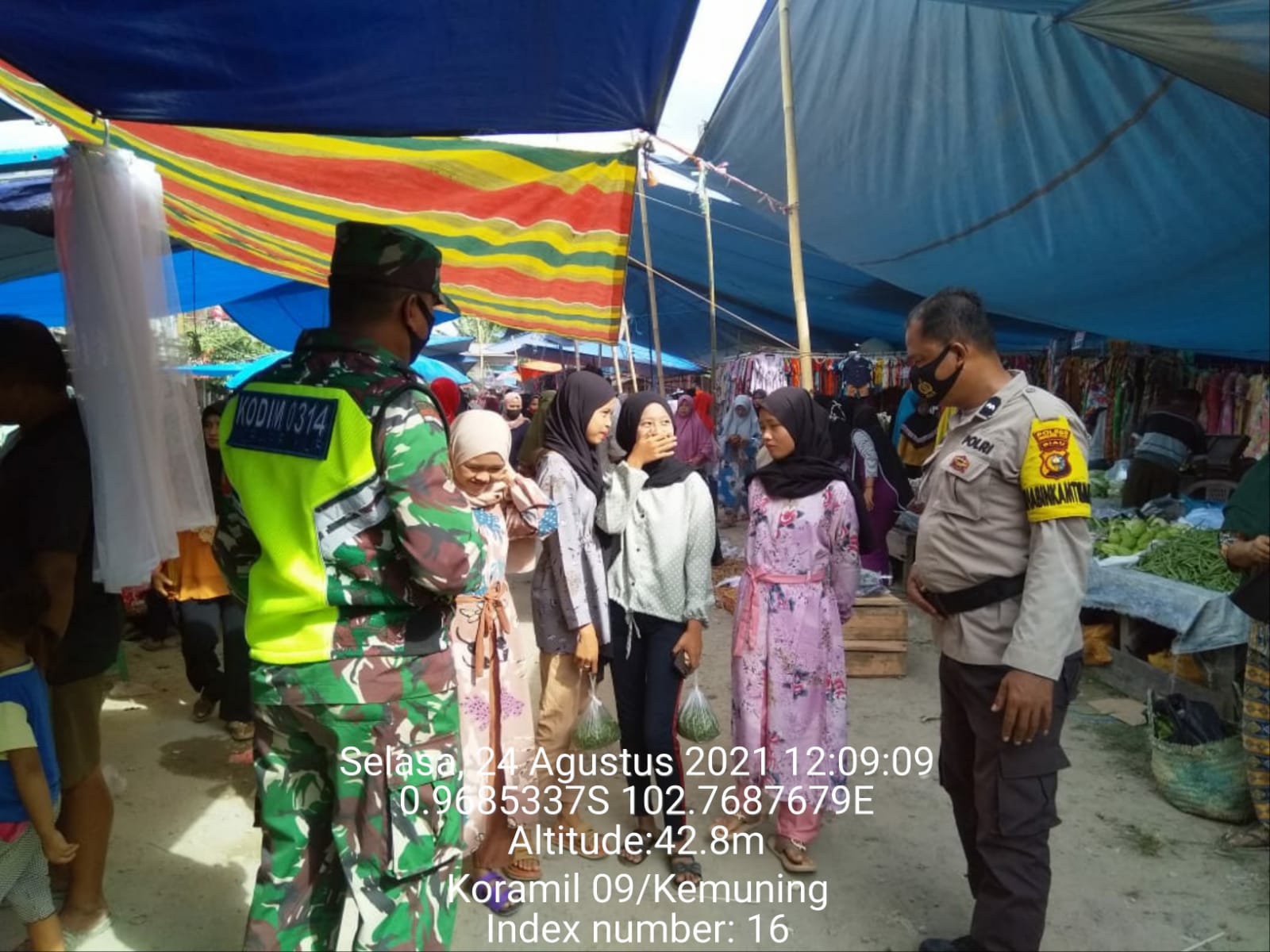 Cegah Penyebaran Covid-19, Babinsa 09/Kemuning Lakukan Penegakan Prokes di Air Balui