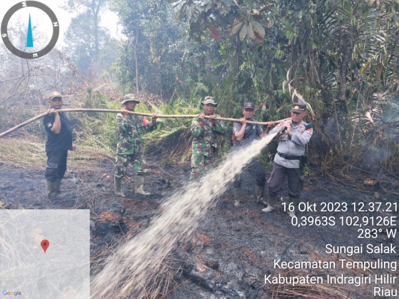 Gerak Cepat Babinsa 03/Tpl dan Bhabinkamtibmas Bantu Padamkan Karhutla