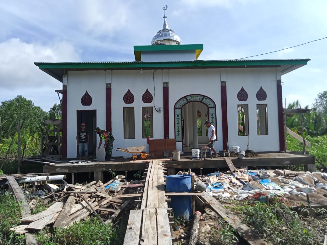 Babinsa Koramil 04/Kuindra, Kopda Denny.S Mengajak Warga Untuk Goro Renovasi Mesjid