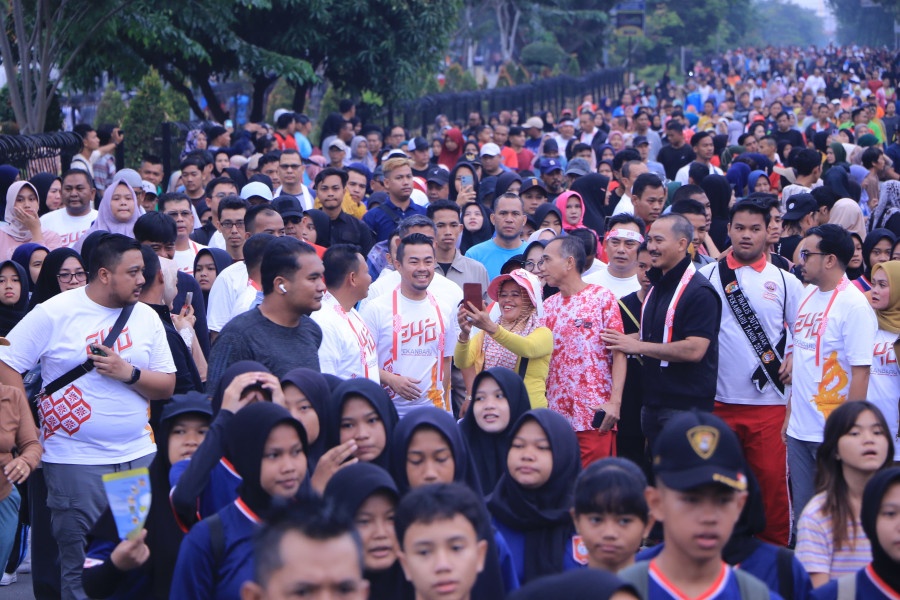 Pj Walikota Bagikan Bendera Merah Putih dalam Rangkaian Pembagian 10 Juta Bendera