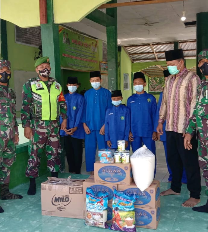 Jumat Berkah, Kodim 0303/Bengkalis Bagi Sembako di Ponpes SMP IT Al-Fath Kampung Benhul Jumat Berkah, Kodim 0303/Bengkalis Bagi Sembako di Ponpes SMP IT Al-Fath Kampung Benhul