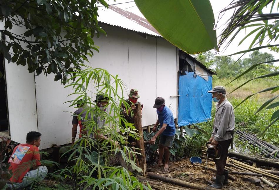 Babinsa Desa Sungai Gantang Koramil 03/Tempuling Bantu Warga Perbaiki Rumah