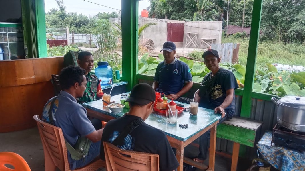 Babinsa Koramil 07/Reteh Terus Jalin Keakraban dan Silaturahmi Antar Sesama