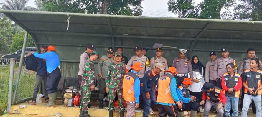 Dalam Rangka Peringatan Bulan Keselamatan dan Kesehatan Kerja, Danramil 09/Kemuning Lakukan Gerak Jalan Santai