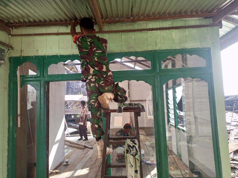 Pelaksanaan Pengecatan Rumah Tidak Layak Huni Babinsa Koramil 04/Kdr (RTLH) Di Desa Perigi Raja Kecamatan Kuindra