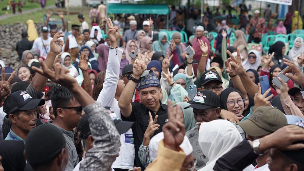 Pelabuhan Rotan Semelur Penuh Sesak, Warga Antusias Sambut Kedatangan Bang Ferry