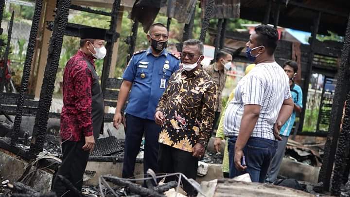 Plt Wali Kota Tanjungbalai Serahkan Bantuan Korban Kebakaran di Tualang Raso