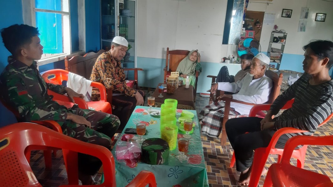 Komsos Babinsa Koramil 07/Reteh: Meningkatkan Keamanan dan Ketertiban di Desa Benteng Barat