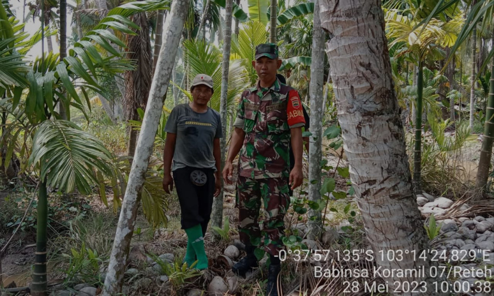 Babinsa Koramil 07/Reteh Patroli Karlahut Bersama Masyarakat