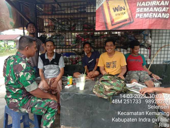 Jalin Kedekatan Babinsa Koramil 09/Kemuning Bersama Masyarakat Desa