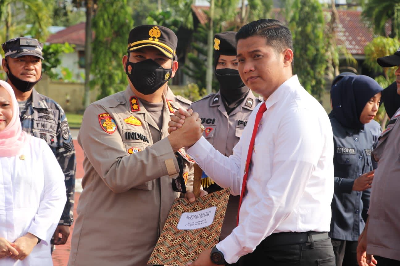 Ungkap Banyak Kasus, Kapolres Bengkalis AKBP Indra Wijatmiko, S.I.K Beri Penghargaan Kepada Personil Polres Bengkalis Dan Pegawai Imigrasi 